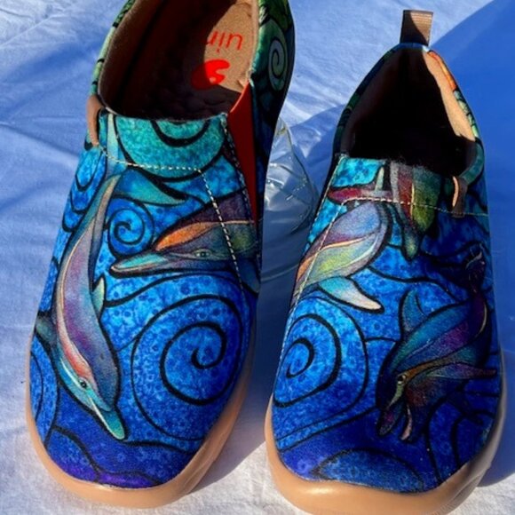 UIN Cotton/Canvas flats, Gorgeous blue with Dolphin pattern, Size 9, Toledo - Picture 1 of 7